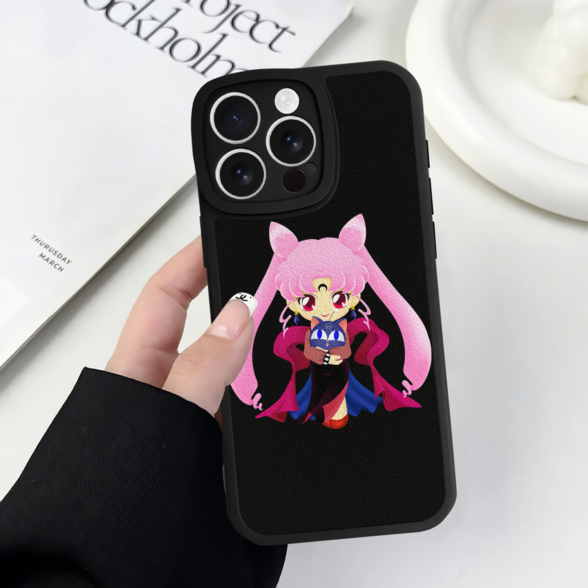 （画像用） 美少女戦士セーラームーン ちびうさ Sailor Moon Chibiusa Tsukino Usagi Small Lady Serenity 【iPhone 16シリーズ対応】シリコンスマホケース（レザー調） 材質：シリコン